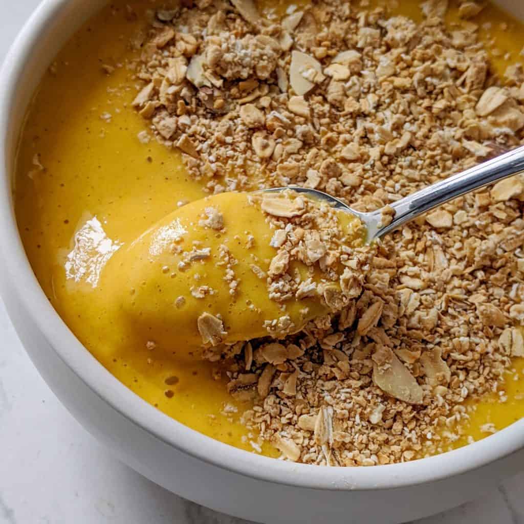 Spiced Persimmon and Turmeric Smoothie Bowl